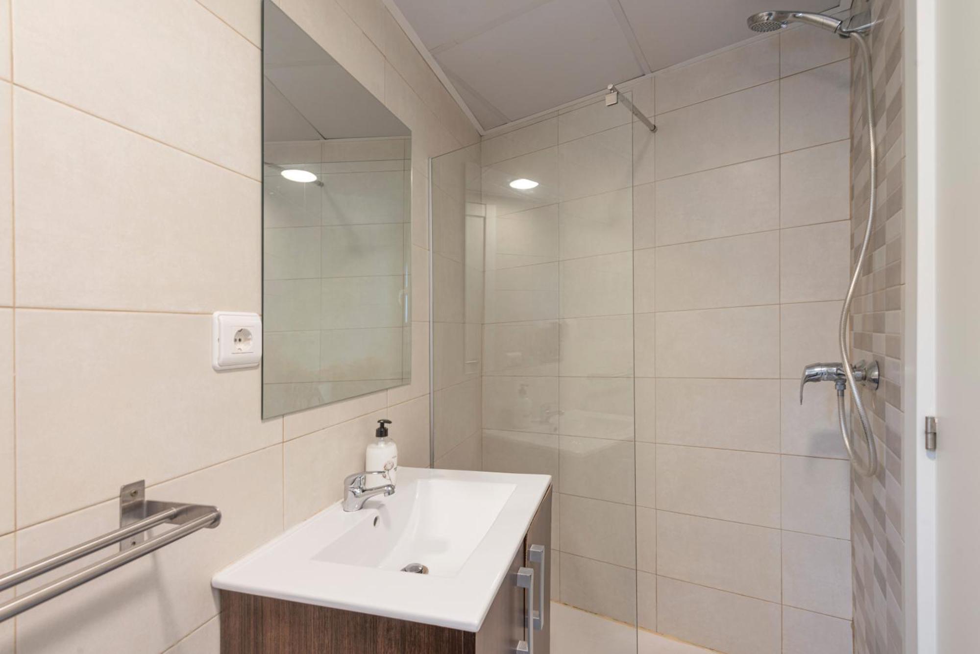 Beetroot, Jedes Zimmer Verfuegt Ueber Smart Tv , Eigenes Bad Mit Regendusche Und Balkon Llucmajor Kültér fotó